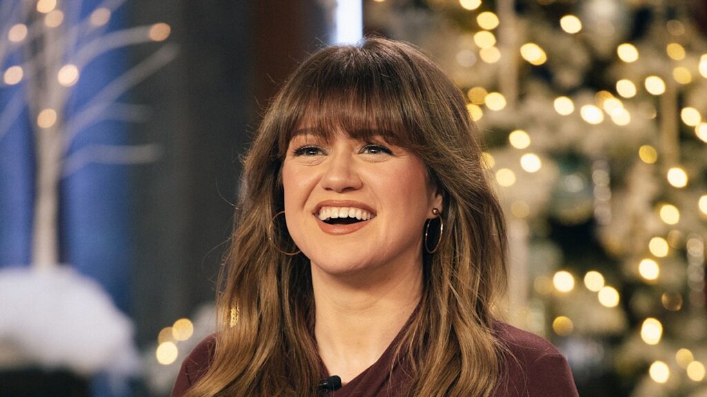 Kelly Clarkson looks insanely good in leather mini skirt as she steps out with brand new look