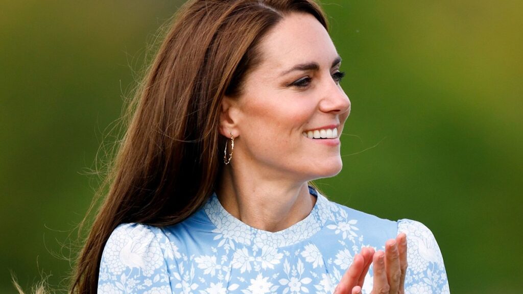 6e60220fcb1ekatemiddletonbluemididressjpg | New Top Model This stunning floral summer dress is just £39 and its so Kate Middleton