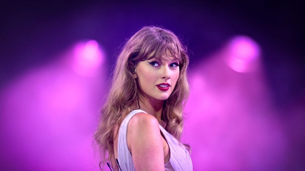 Taylor Swift Engagement Ring Everything We Know About the Diamond Sparkler