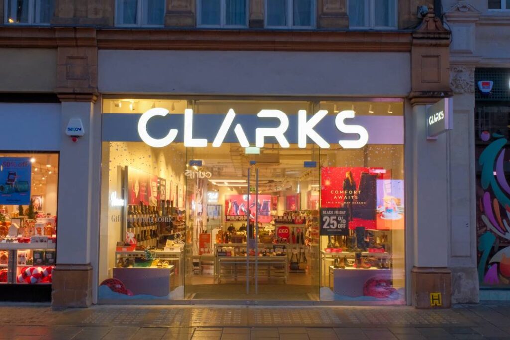 aHR0cHM6Ly9mYXNoaW9udW5pdGVkLmNvbS9pbWcvdXBsb2FkLzIwMjUvMTEvMjUvbGVsYjc5MjUtajg0ZGE0YzUtMjAyNS0xMS0yNS5qcGVnjpeg | New Top Model Clarks Canvas store concept Tottenham Court Road
