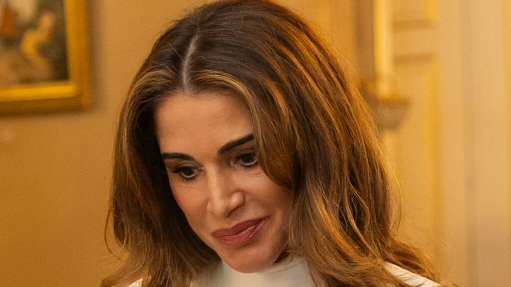 8f25322c5665queenraniaturkeyfirstladyjpg | New Top Model Queen Rania rocks most cinched look to date with £4k sculpted coat