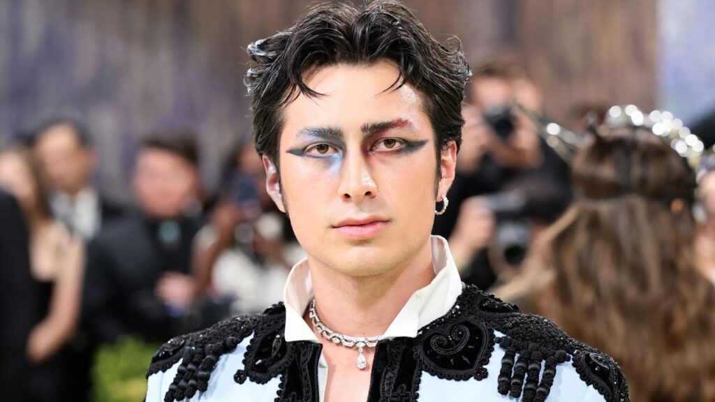 In Defense of Hudson Williamss Messy Met Gala Makeup