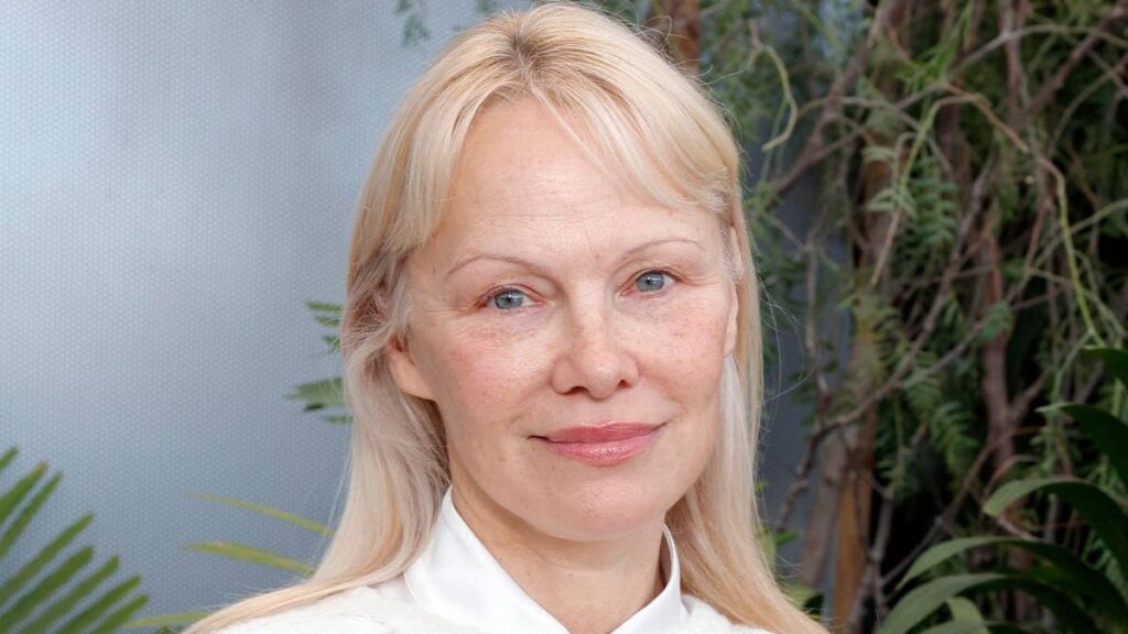 Pamela Anderson is a total 60s siren in fishtail skirt