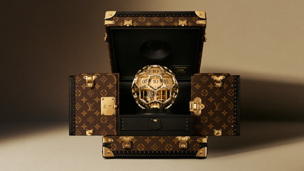 LOUISVUITTONforUNICEFLOUISVUITTONUNITYTIMEOBJECTTRUNK3jpg | New Top Model The Louis Vuitton Unity Time Object and trunk