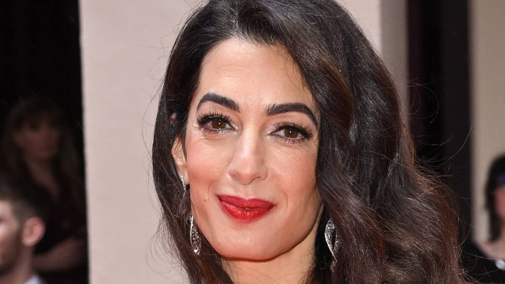 7d4ecc6bf4d7amalclooneyprincestrustreddressjpg | New Top Model George Clooneys wife Amal was a heatwave bombshell in tiny shorts