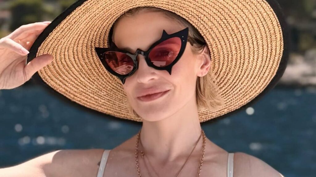 8e1692a96df1snapinstato736609962186072895690171113582848004532012833njpg | New Top Model Kelly Osbourne stuns in figure hugging white swimsuit in head turning beach photos