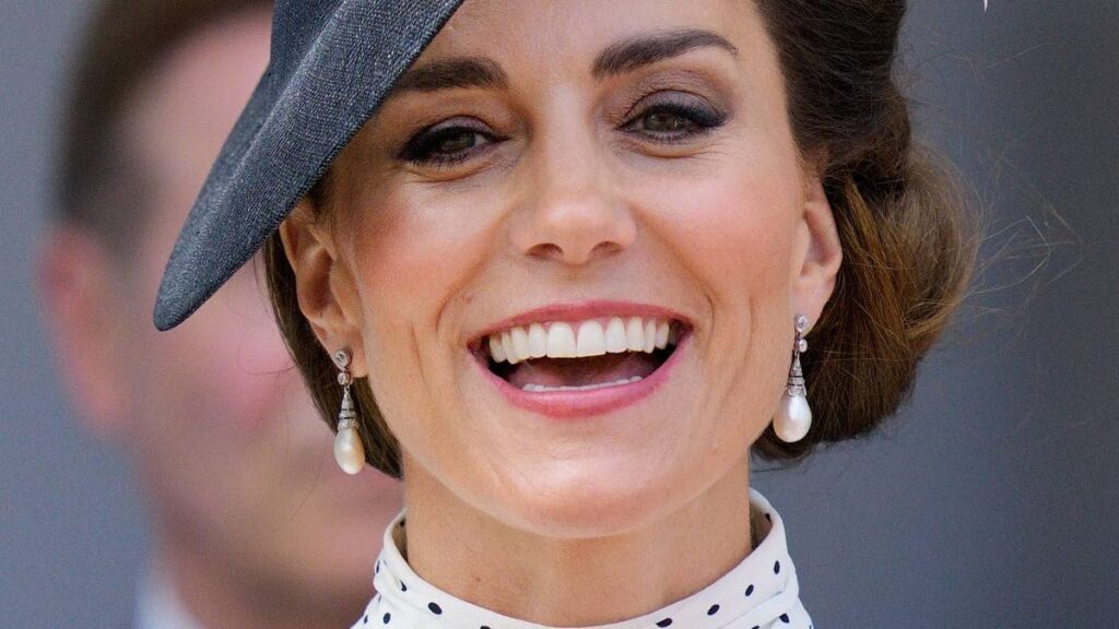Kate Middletons sleeveless champagne dress is the classy girls heatwave dress