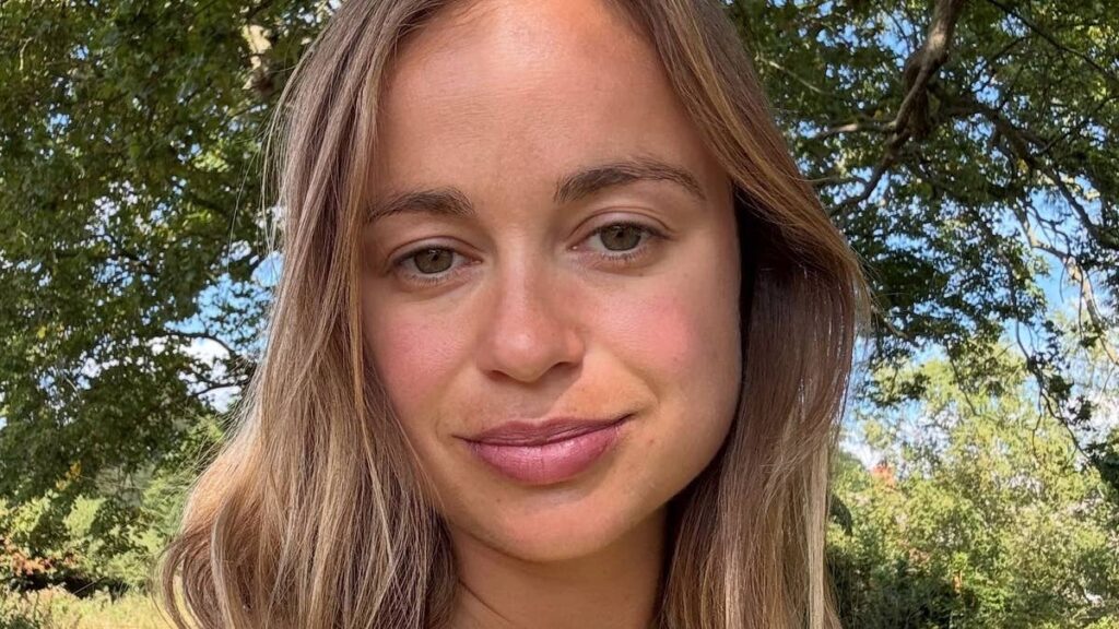 Duke of Kents granddaughter Lady Amelia Windsor stuns in striking Spanish bikini photos