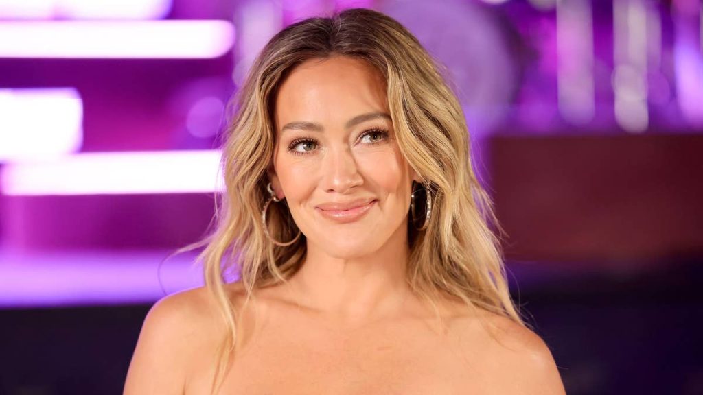6fab7349307chilarydufflooksphenomenalinseethroughminidressthatglowsinthedarkjpg | New Top Model Hilary Duff looks phenomenal in see through mini dress that glows in the dark