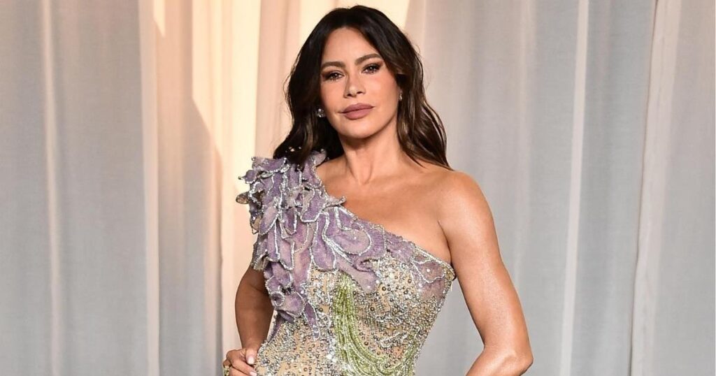 Sofia Vergaras Body Hugging Elie Saab Gown Puts Her Curves Front Center